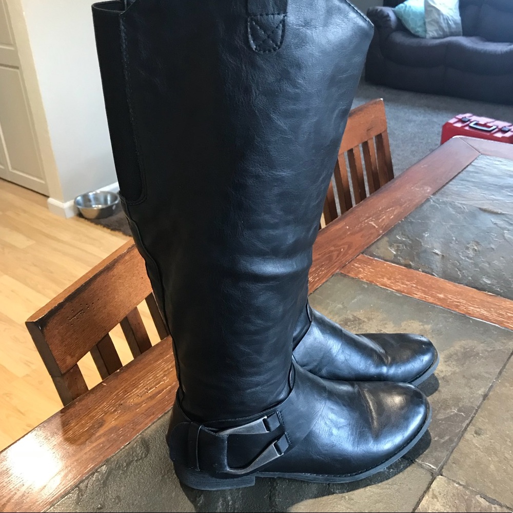 CLOSET BLOWOUT - Black calf-high boots
